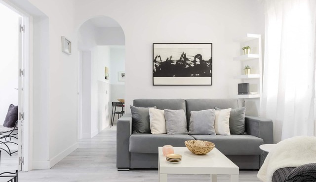 Antiques Market - 3-Bedroom Apartment with Parking