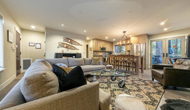 Antler Cabin By Tahoe Getaways - Remodeled 2 BR in Tahoe Park - Walk to Lake