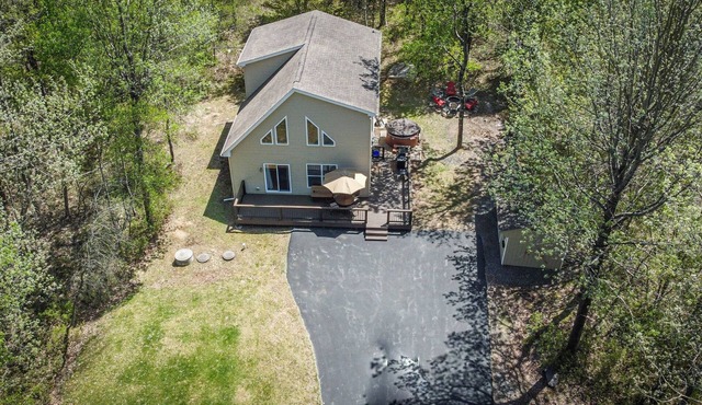 Antler Chalet - Sleeps 10, Hot tub, Gameroom ~ 4 minutes to Big Boulder!