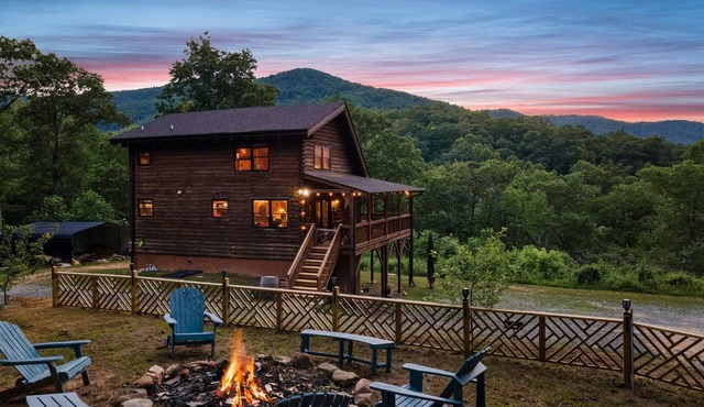 Antler Falls Log Cabin-Hot Tub/Mountain view/Arcade/Treehouse/Theatre/Firepit