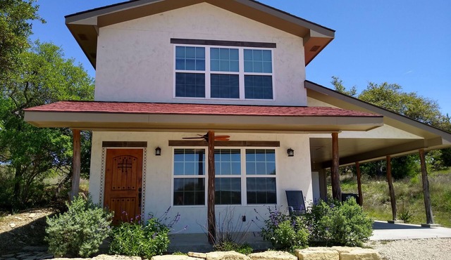 Antler Guesthouse, cozy, quiet 2 bedroom/2 bath, stunning view, 5 star reviews!