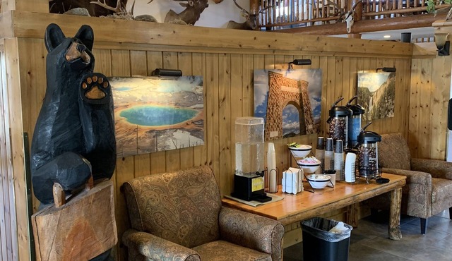 Antler Lodge - Gardiner MT