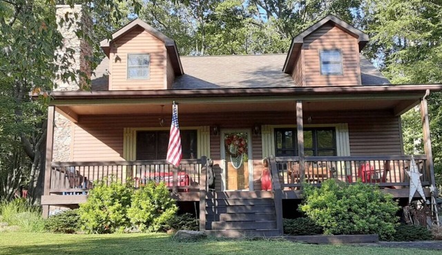 Antler Ridge 2B w/Loft Cabin w/Fireplace, Screened Porch & Lake Access