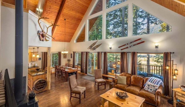 `Antler Ridge` Hot tub, Wifi, BBQ, River Access!