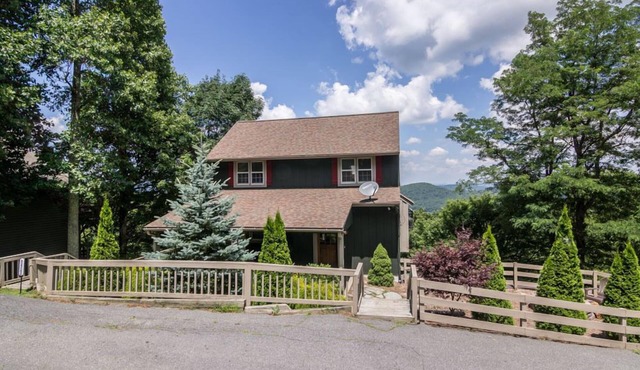 Antlers Lodge: Views | Hot Tub | Fire Pit | Ping Pong | 5min to Blowing Rock