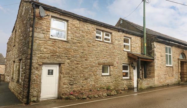 ANVIL BARN, pet friendly, character holiday cottage in Bainbridge
