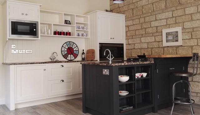 Anvil Bungalow Stamford. Character 2 Bedroom Home with Parking. Central Location