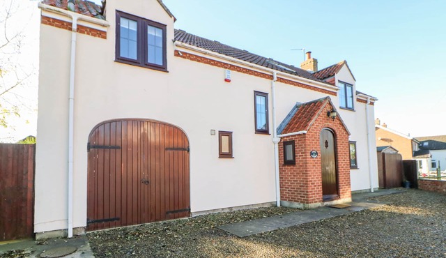 ANVIL COTTAGE, pet friendly, with hot tub in Appleton Wiske