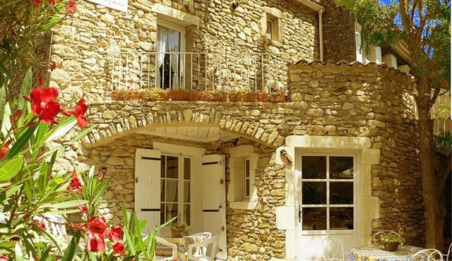 Apartments and studios in a stone house in the sunny south of France