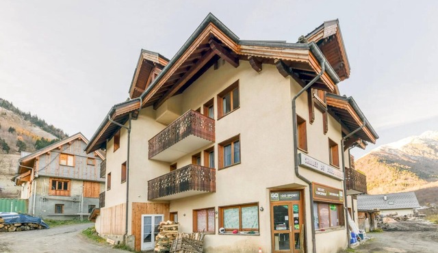 Apartment with Mountain View and Balcony