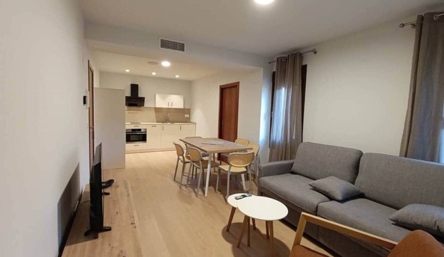 Apartment 2 bedrooms and 2 bathrooms. Up to 6p. AT 7