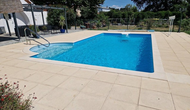 Apartment with swimming pool, wifi