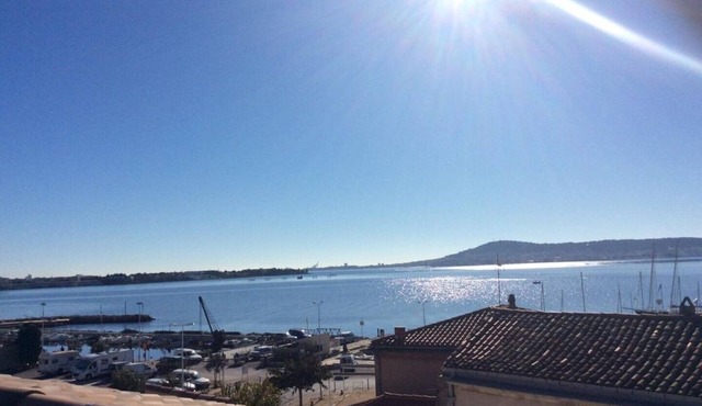 Apart 2 Overlooking Etang De Thau Bouzigues. Amazing Views 2nd floor sleeps 2-4