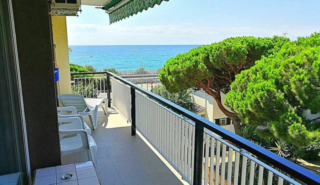 Apartment Llavaneras II view at the sea and pool