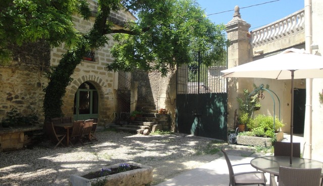 Apart. in 18th century farmhouse with heated pool, near Pont du Gard