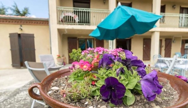 Apartment 100 m2 full foot large terrace overlooking wooded garden