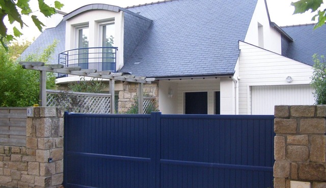 Apart. indept, 4 rooms on the 1st floor of a house, well located, garden, garage