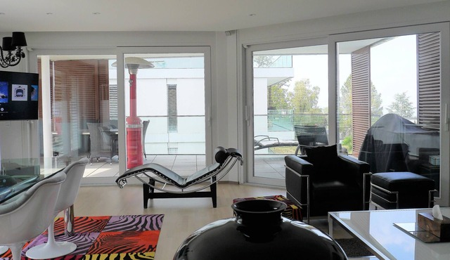 Apart. nine high standing lake view (3 ch)