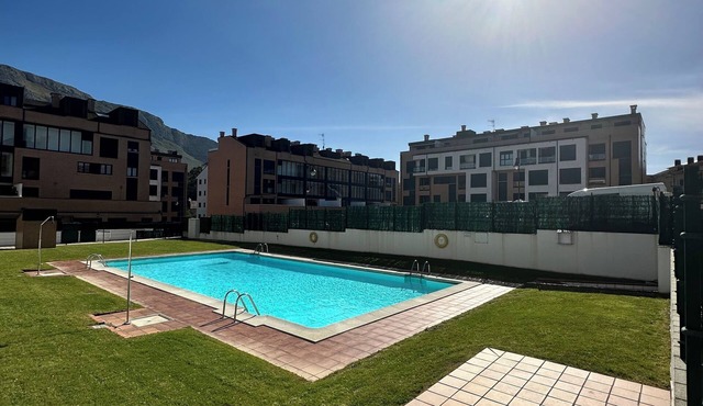 Apartamento con terraza a 15 metros de la piscina, con plaza de garage