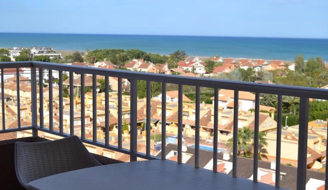 Apartamento Con Preciosas Vistas Al Mar,WIFI y piscina de temporada