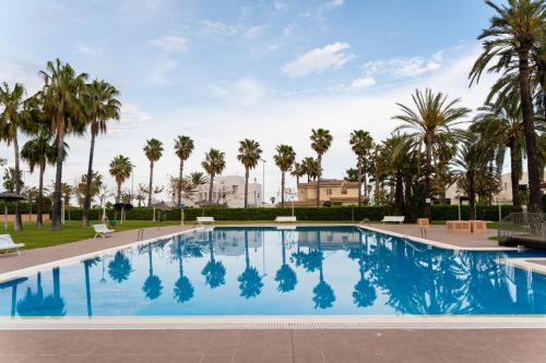 Apartamento con terraza, vistas al jardín y piscina, junto a playa y golf
