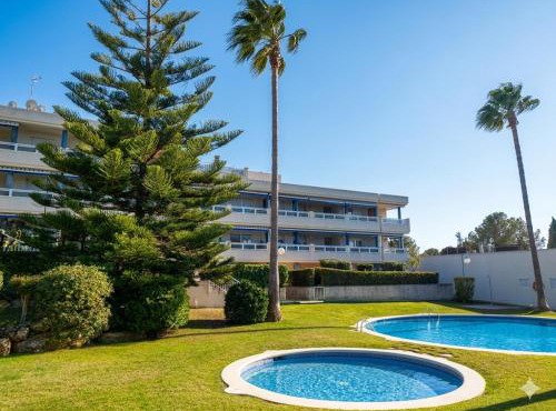 Apartamento con jardín privado, gran terraza y dos piscinas, en Playa de LaMora, Tarragona, familiar y tranquilo, reserva natural Bosque de la Marquesa con playas naturales, cerca de Altafulla, con parking, Wifi, Netflix