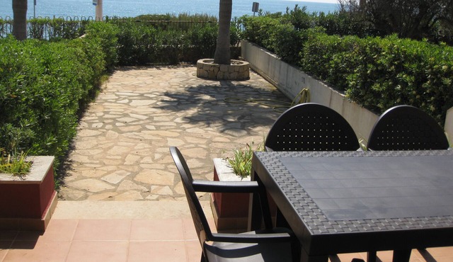 Apartamento con patio grande y vistas magníficas (un minuto de la playa!)