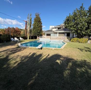 Apartamento con piscina cerca de Barcelona