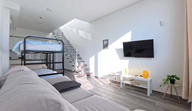 Apartamento con Terraza Privada — Luz y Comodidad