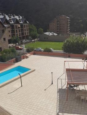 Apartamento dúplex acogedor con piscina en Rialp
