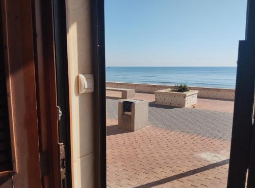 Apartamento en Primera Linea de Playa en Les Palmeres-Vistas al Mar-El Refugio del Mediterráneo