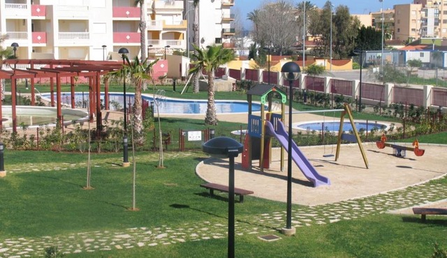 Apartamento vistas a jardín y piscina. wifi gratis