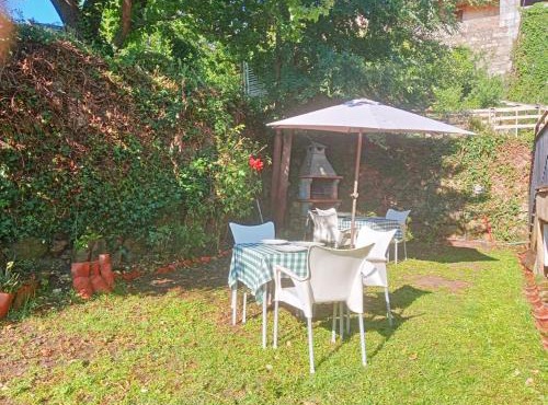 Apartamentos & Casa Rural Boada con Jardin Interior y Barbacoa
