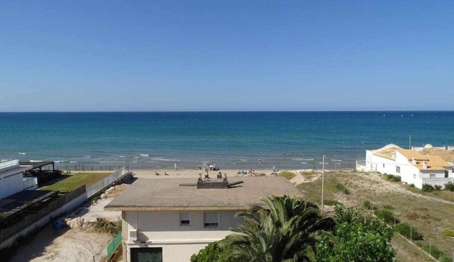 APARTAMENTOS EL SOL a 20 metros del mar.