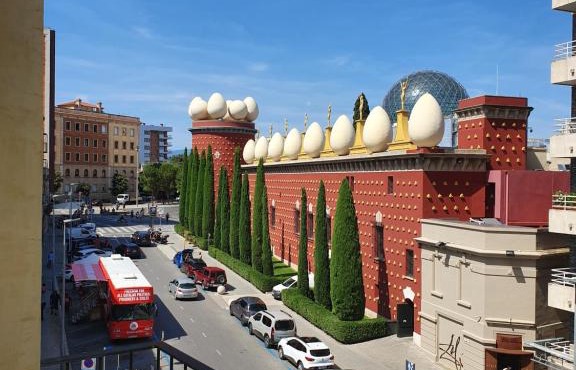 Apartamentos enfrente del Museo Dalí - Serena Stays