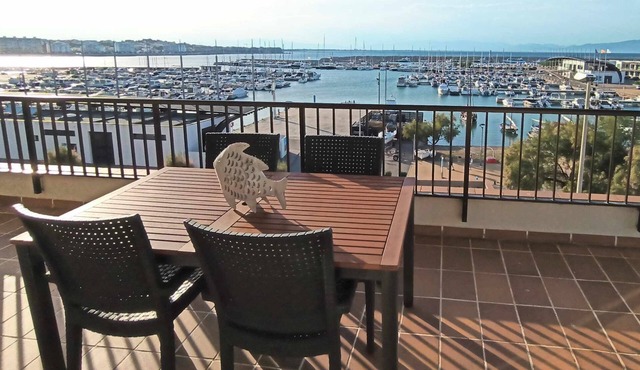 Apartaments Nàutic Xaloc first line of the sea