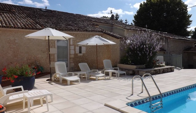 Apartement Ruisseau - a light and airy property beside pool.