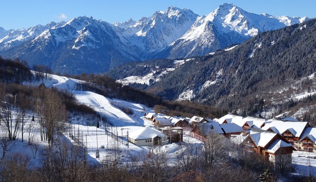 APARTMENT 6 PERS PEDED TRACKS, CENTER STATION