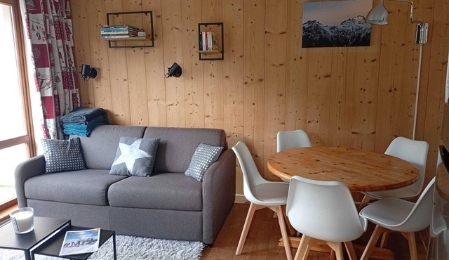 Apartment at the foot of the slopes, near outdoor swimming pool (summer) with garage.