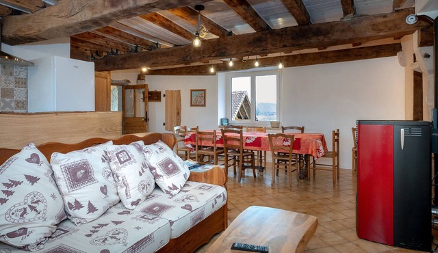 Apartment 'Les Hirondelles' with Mountain View, Private Terrace and Garden