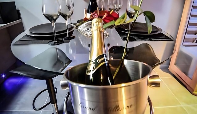 Apartment 'Love Room De Luxe Lovalcove'