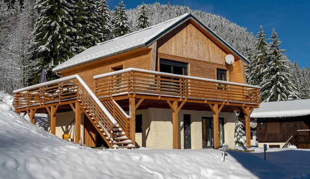 Apartment 'Les Iris' with Mountain View, Private Garden and Wi-Fi