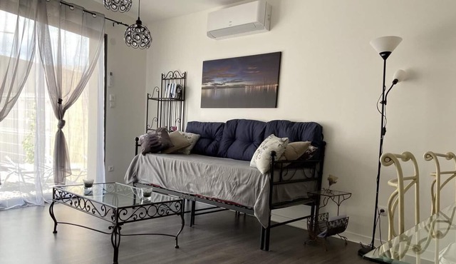 Apartment 'Très Beau T2' with Private Terrace, Private Garden and Wi-Fi