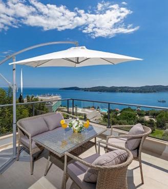 Apartmani D & J with Heated Pool & Stunning Sea View