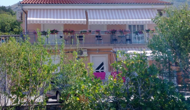 Apartmants for 6 person with terasse,parking,garden,free wi-fi.