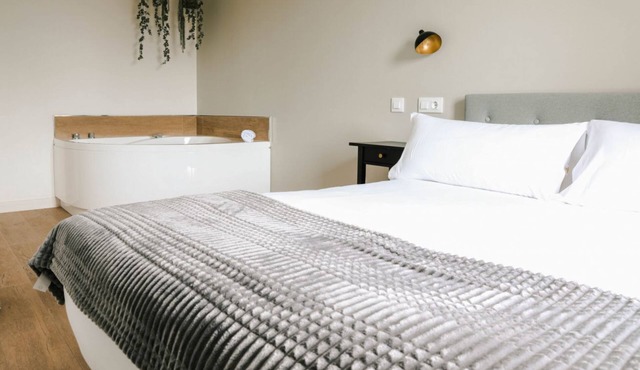 Apartment for families or couples with double whirlpool bath and garden view.