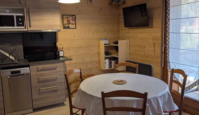 Apartment in Les Hameaux du Lay, close to the cable cars!