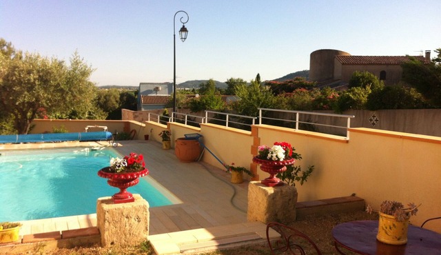 Apartment with swimming pool in a village : Nîmes 15 mn, sea 40 mn, Cévennes 1h