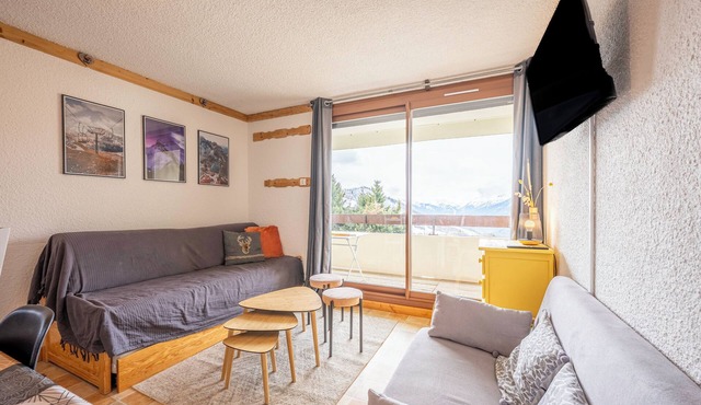 Apartment "Au Pied Des Pistes" with Mountain View and Balcony