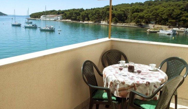 Apartment Mirni by the sea (10648-A1) - Prvic Luka - island Prvic